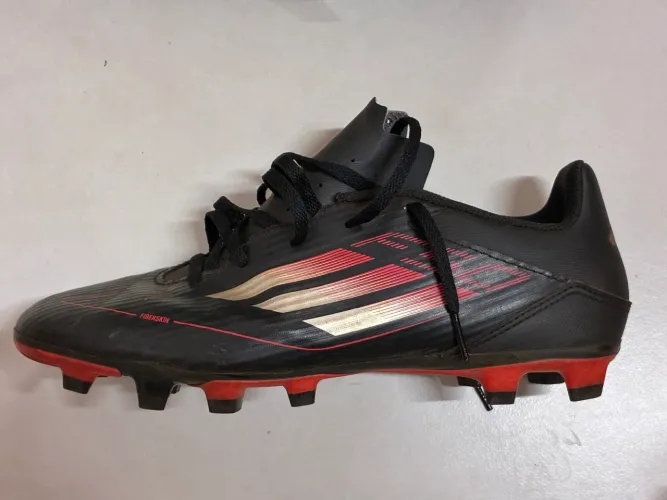 Chuteira de campo Adidas F50