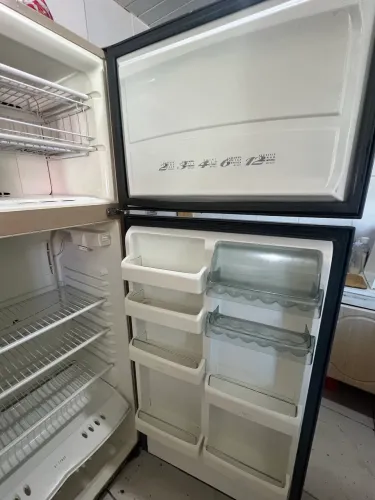 Geladeira à venda, em bom estado de funcionamento. Estou vendendo para comprar outro menor