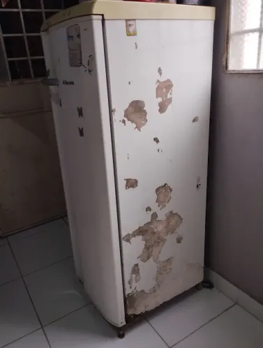 Vende se geladeira