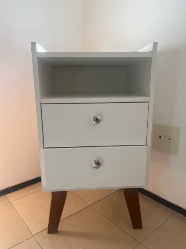 MESA DE CABICEIRA EM BOM ESTADO
