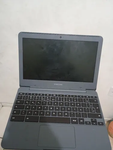 Chrome Book - Ótimo Estado - Sem defeitos - Com carregador - bateria dura de 4 a 5 horas.