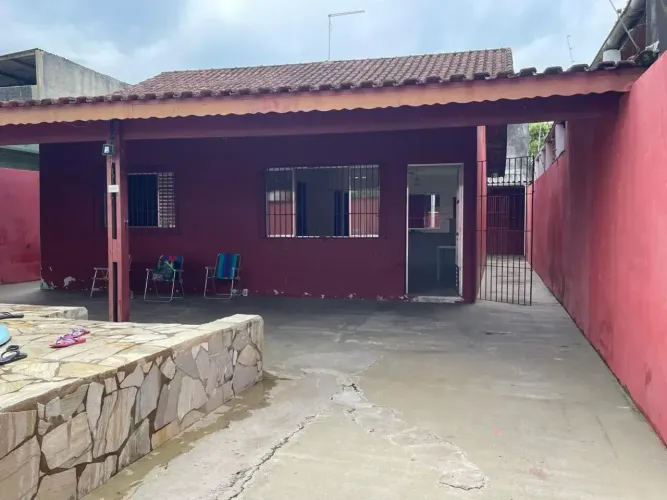 Casa localizada lado praia a 1000 metros do mar, com 2 quartos, possui churrasqueira e pis