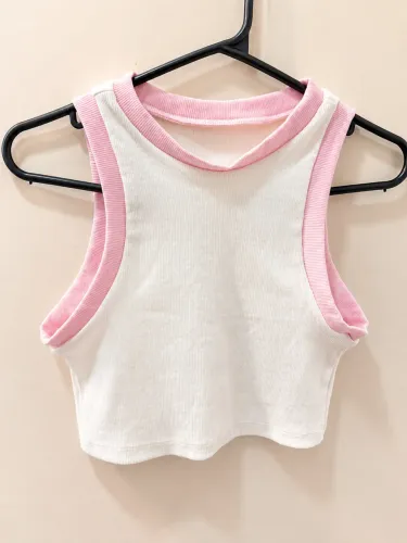 Cropped feminino em malha canelada, super confortável e com ótimo caimento.