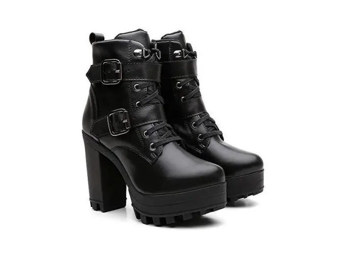Botas coturno Vicerinne Botas pretas com salto tratorado alto e fivelas decorativas