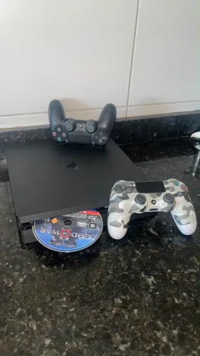 PS4 Slim 1TB + 2 Controles + God of War - Pronto para Jogar!