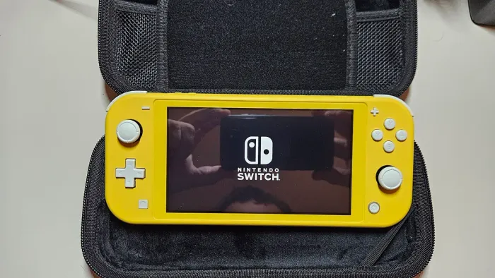 Nintendo Switch Lite - com cartão 64gb - mais case de transporte - Não é desbloqueado