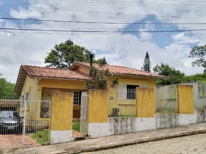 Casa bem localizada
