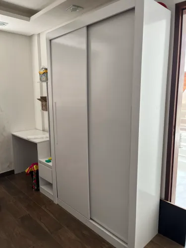Vendo Guarda roupa e escrivaninha