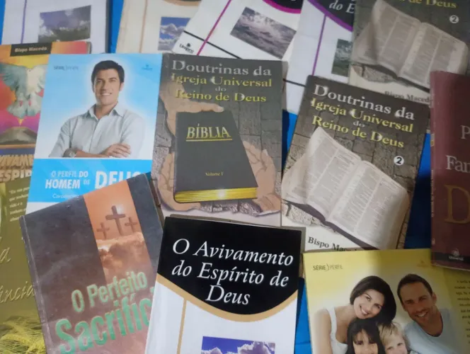 Livros de Edir Macedo e IURD de 14, 15 e 17 reais.