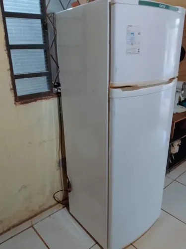 Vendo geladeira, bem conservada e completa , interessados chama no zap *