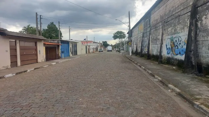 Vendo terreno no PQ Maria Helena, 7 min a pé da est de trem de Suzano tel *