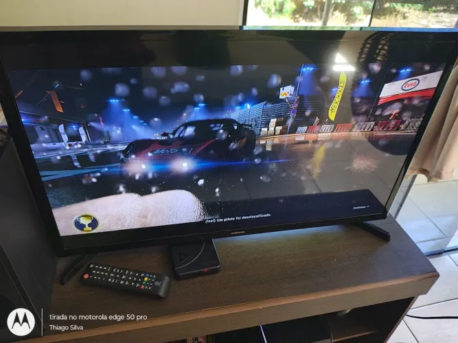Smart TV Samsung 32" - Ótimo Estado + Controle Remoto (Netflix, YouTube)