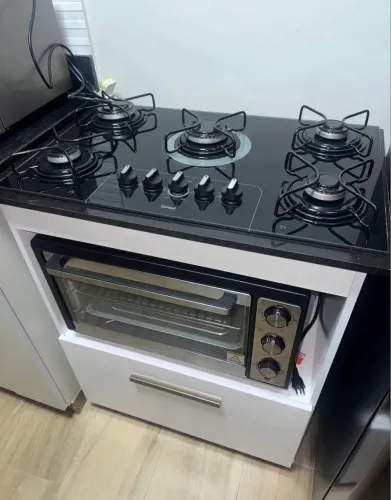 Armário e fogão e forno 