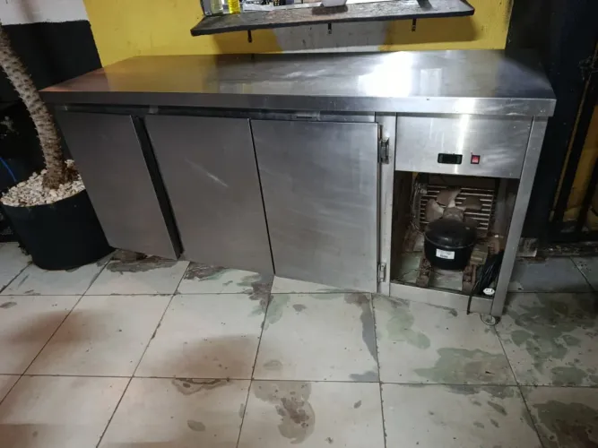 Balcão refrigerado para chopp e freezer