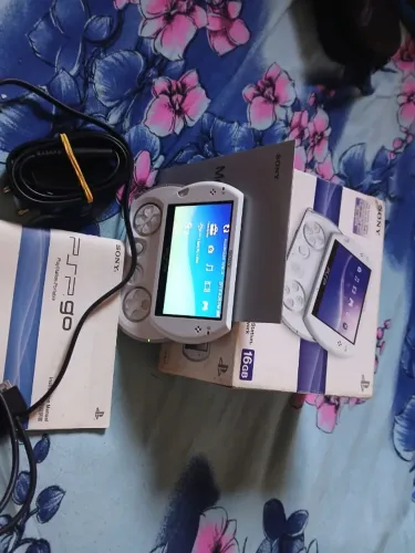 PSP go branco 16gb na caixa serial batendo