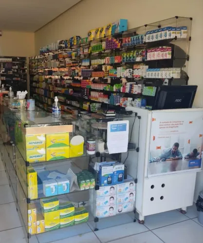 Mobiliário completo para farmácia incluindo prateleiras, balcões, gôndolas. Toda em Vidro.
