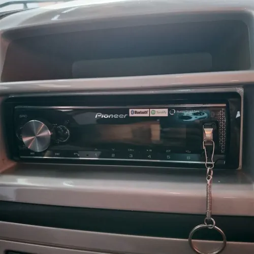 Vendo som automotivo semi novo.