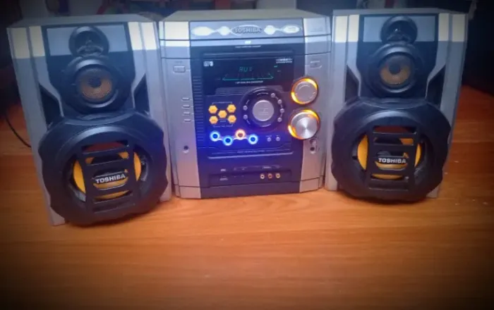 Aparelho de Som Toshiba com 2 Caixas - Som Potente
