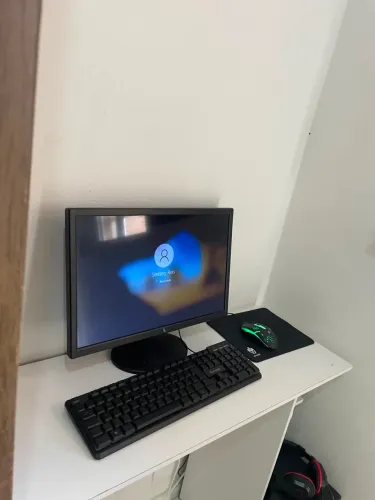 ? COMPUTADOR COMPLETO + MESA DE COMPUTADOR