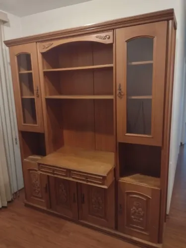 Estante de sala madeira maciça com chave em todas as portas 