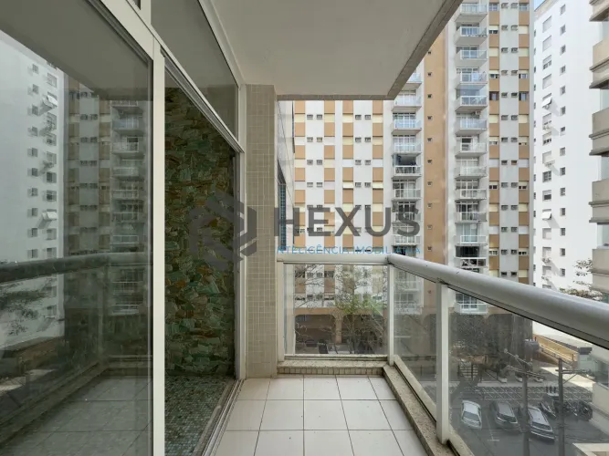 Apartamento com varanda na quadra mar da Praia das Pitangueiras, Guaruja
