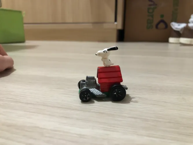 Carrinho hot wheels snoopy
