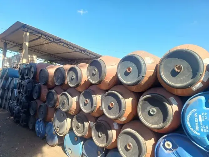 Bombona de plastico com capacidade para 200 litros com tampa