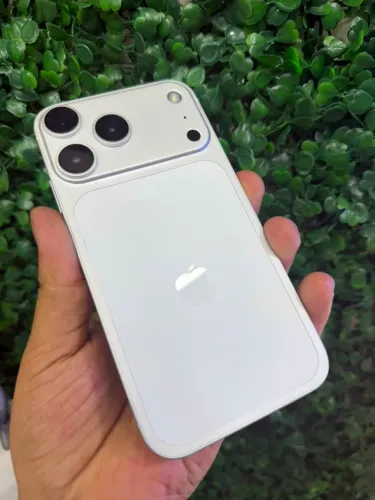iPhone XR montado na carcaça 17 pro