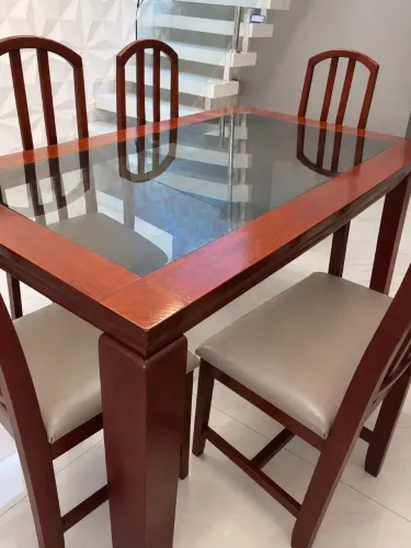 Mesa bonita com 6 cadeiras