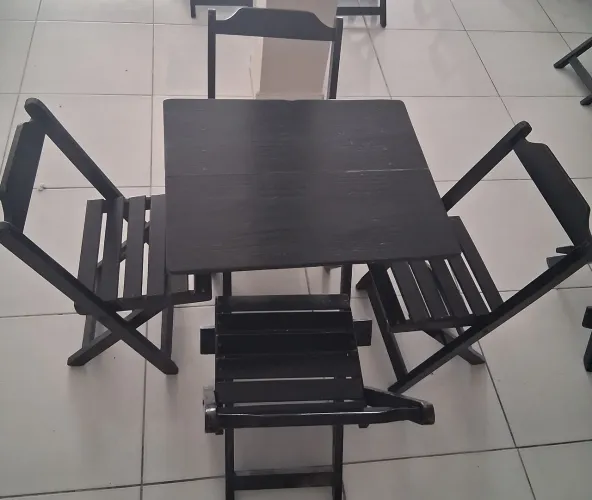 Conjunto de mesa com 4 cadeiras