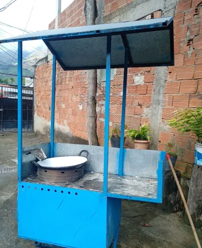 Carrinho de batata frita com telhado 