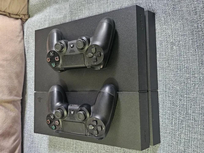 PS4 1TB + 2 Controles + 8 Jogos - PlayStation 4