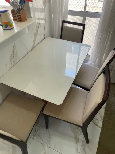 Mesa de jantar de madeira 