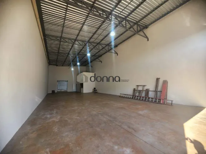 Galpão Comercial para Locação | 230 m² + Estacionamento | Esquina | Centro