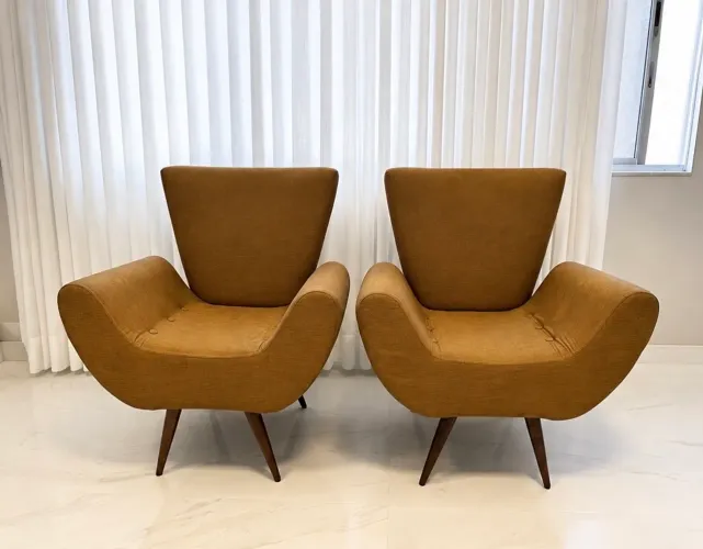 Par de Poltronas Retrô Pés Palito Cor Mostarda Tecido Torck Roma
