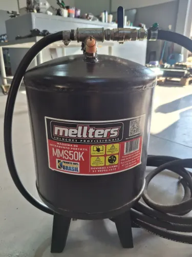 Máquina de jateamento portátil.