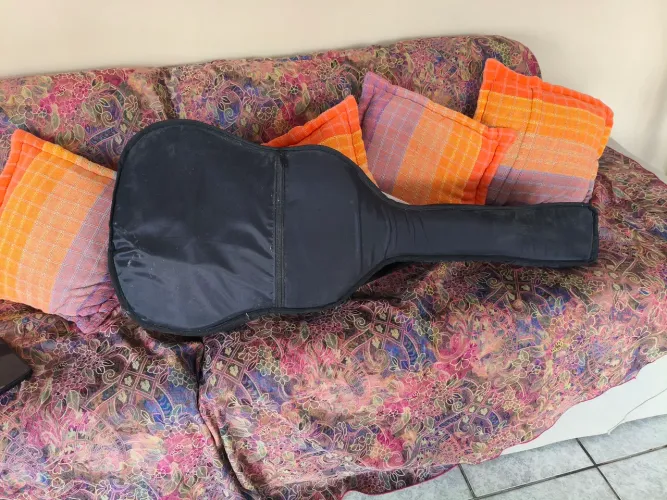 Violão novinho na capa