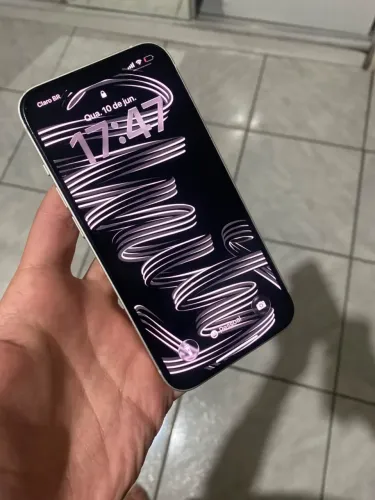 Vendo IPhone 13branco sem marcas de uso. R$2000 pra sair rápido, passo cartão?