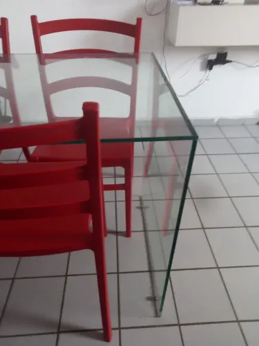 Mesa de vidro com as cadeiras Tramontina