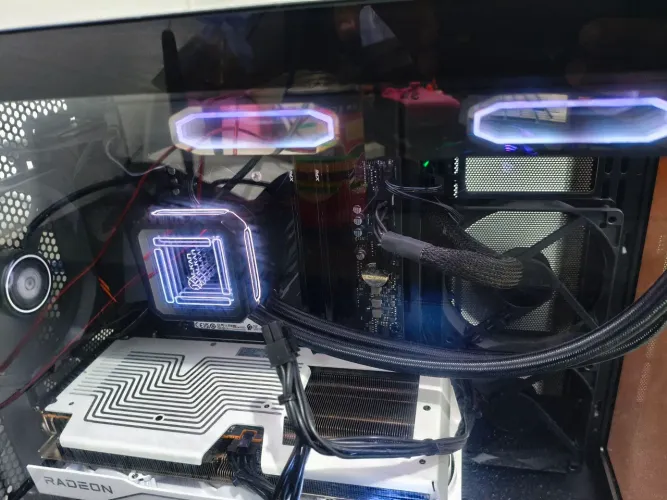 PC GAMER AMD RYZEN 7 5700X | 9060XT 16GB | 32GB RAM 