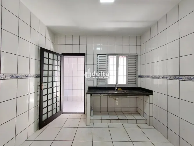 Casa Sobrado com 5 quartos sendo 2 suítes disponível para locação no bairro Umuarama em Ub