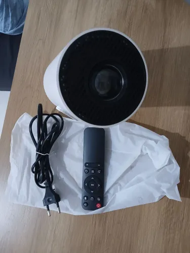 Projetor HY300 portátil usado excelente 