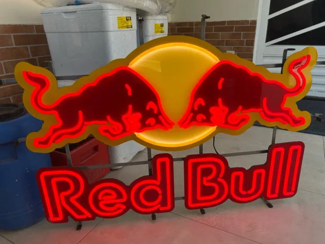 Letreiro Red bull