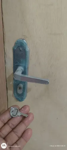 Porta de madeira com caixa fechadura e chave 90cm por 2,10mt de altura valor R$500