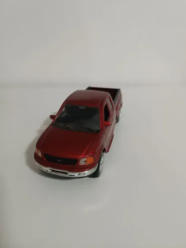 Miniatura de Pick Up Ford F-150, escala 1:24, fabricada pela Welly
