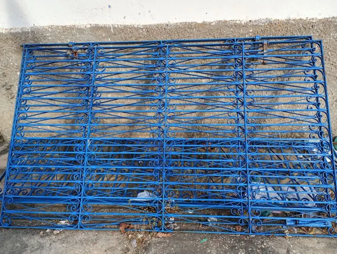 Vende-se portão de ferro 2 partes grandes e 1 pequena