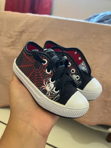 Tênis do homem aranha
