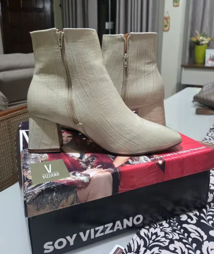 Bota feminina vizzano croco off white / bege claro sem uso