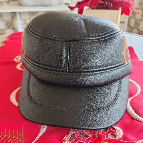 Boné de Beisebol, em couro, novo, cor preta 