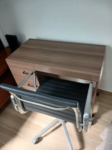 Mesa de escritorio e cadeira